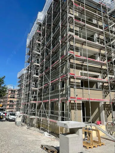 Fassadenarbeit an Mehrfamilienhaus mit Gerüst