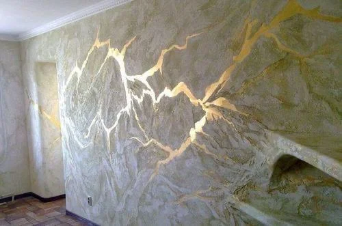 Kreative Wandgestaltung mit Marmor-Optik und goldener Beleuchtung